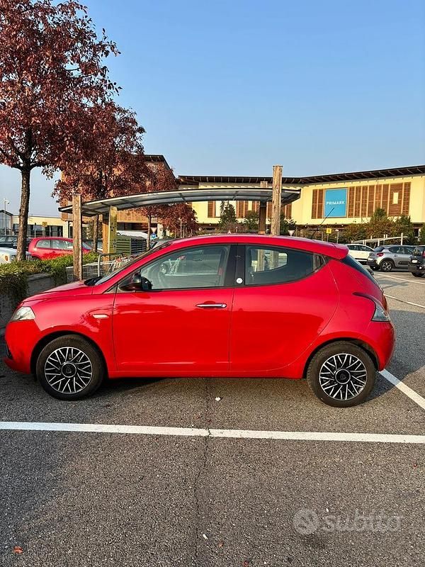 Usata Lancia Ypsilon 69 CV (50 kW) 2019 Rosso Utilitaria