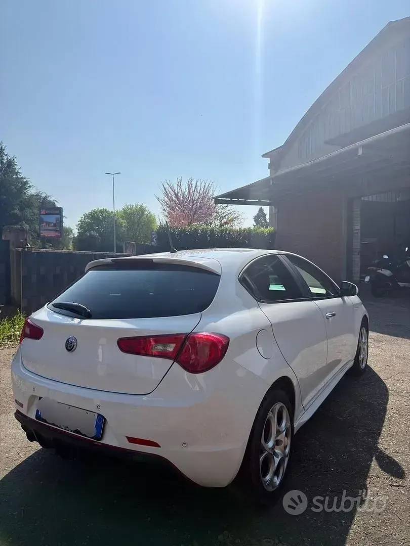 Usata Alfa Romeo Giulietta Business 120 CV (88 kW) 2017 Bianco Utilitaria