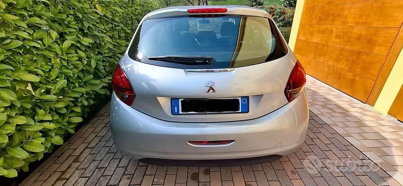 Usata Peugeot 208 Active 68 CV (50 kW) 2015 Grigio Utilitaria
