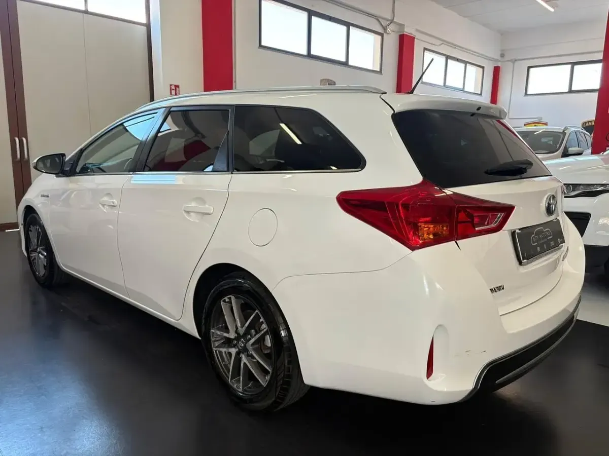 Usata Toyota Auris Touring Sports Lounge 99 CV (72 kW) 2015 Bianco Station wagon