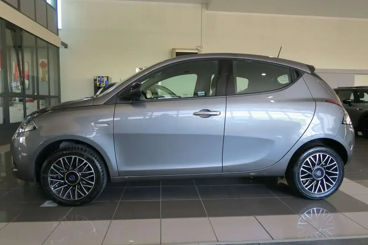 Usata Lancia Ypsilon Gold 69 CV (50 kW) 2024 Grigio scuro met Utilitaria