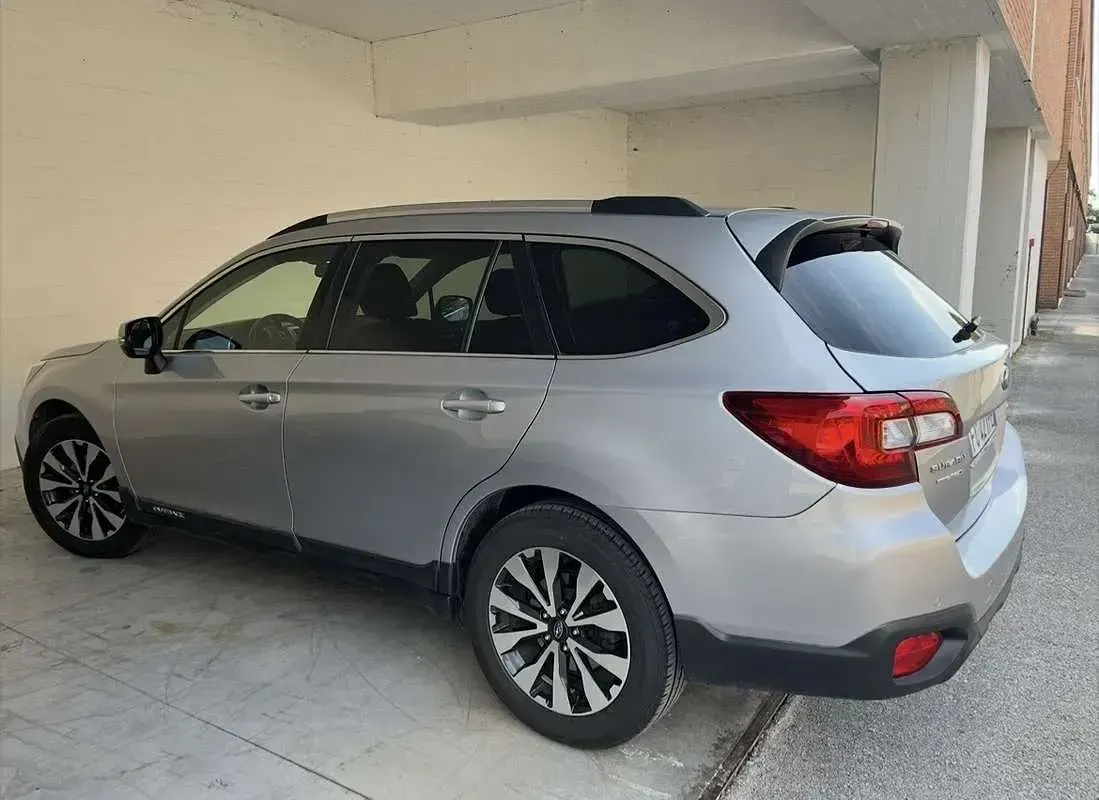Usado Subaru Outback 150 CV (110 kW) 2016 Plateado Familiar