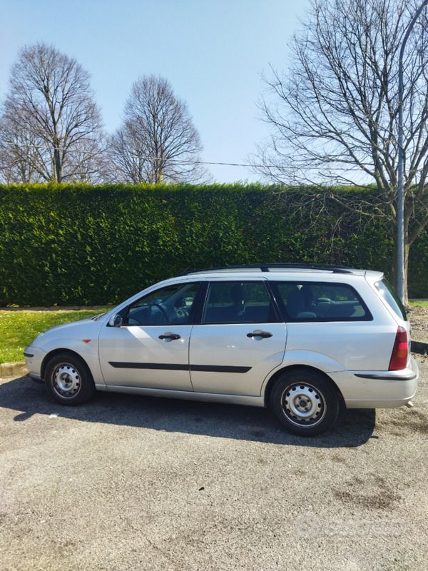 Grigio Usata 2002 Ford Focus Station wagon | 700 € - Immagine 1/4