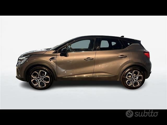Usata Renault Captur Intens 101 CV (74 kW) 2023 Grigio chiaro SUV