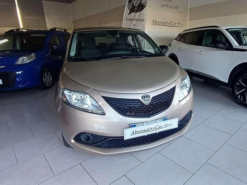 Usata Lancia Ypsilon Gold 69 CV (50 kW) 2018 Oro puro Utilitaria