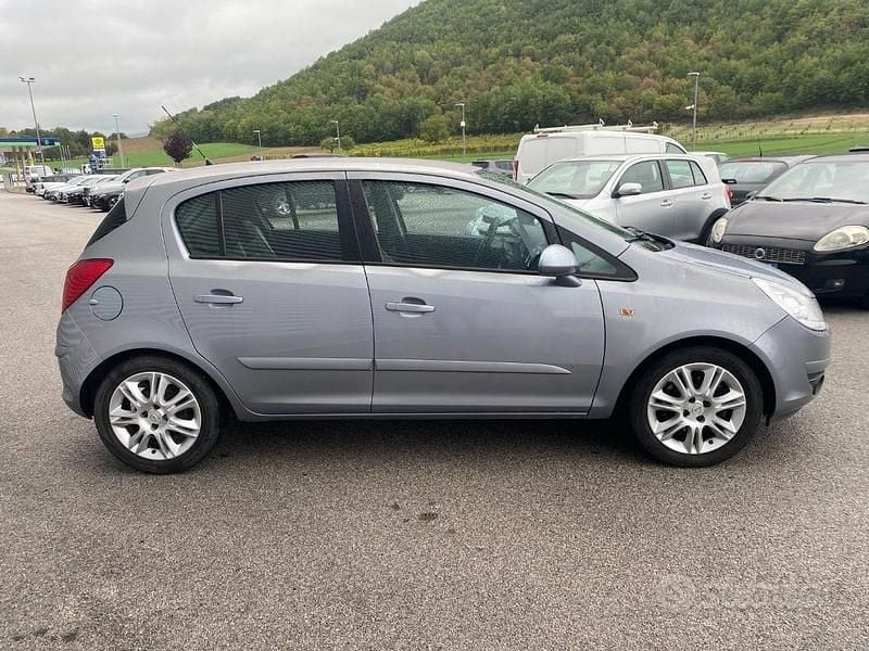 Usata Opel Corsa Cosmo 90 CV (66 kW) 2007 Bianco Berlina