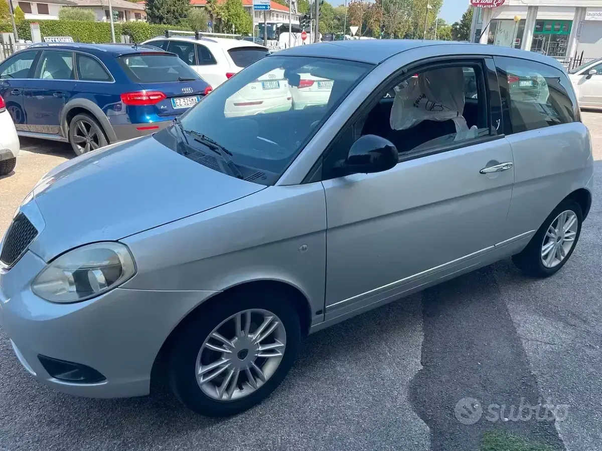 Usata Lancia Ypsilon 69 CV (50 kW) 2011 Grigio Utilitaria