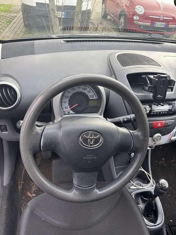 Usata Toyota Aygo 68 CV (50 kW) 2007 Argento Utilitaria