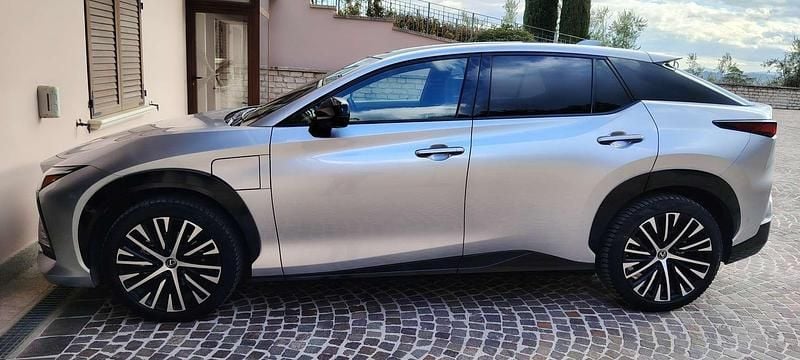 Usata Lexus RZ 450e Luxury Line 131 kW (179 CV) 2023 Argento SUV
