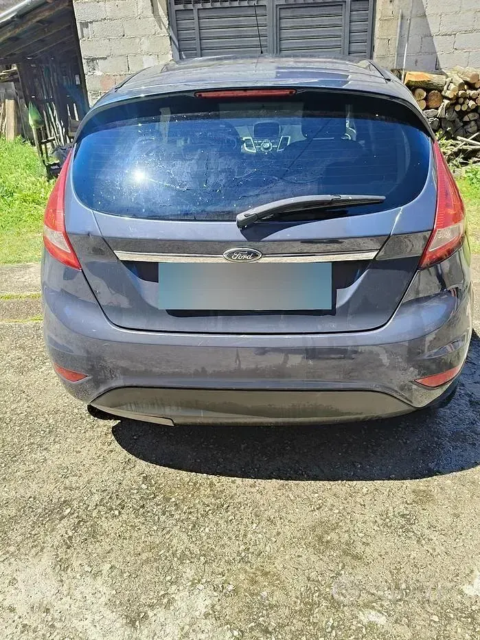 Usata Ford Fiesta Titanium 70 CV (51 kW) 2012 Grigio Utilitaria
