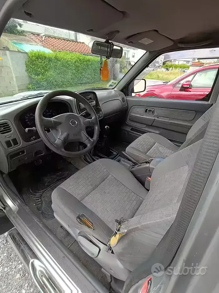 Usata Nissan Navara 133 CV (97 kW) 2004 Grigio Pick-up