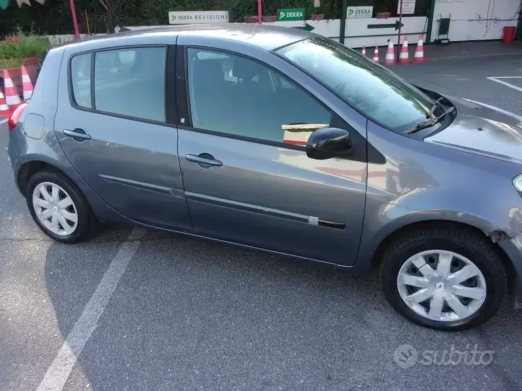 Usata Renault Clio II Dynamique 75 CV (55 kW) 2010 Grigio Berlina