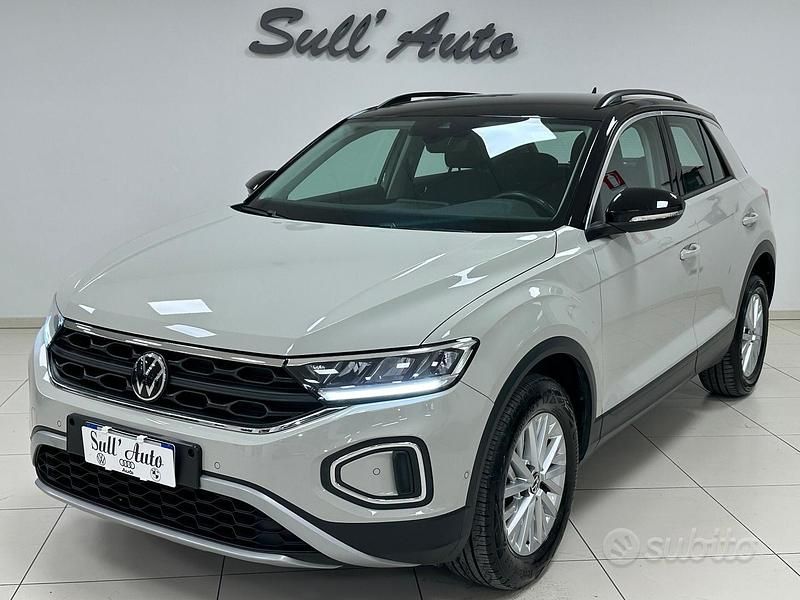 Usata VW T-Roc Life 110 CV (80 kW) 2023 Beige SUV