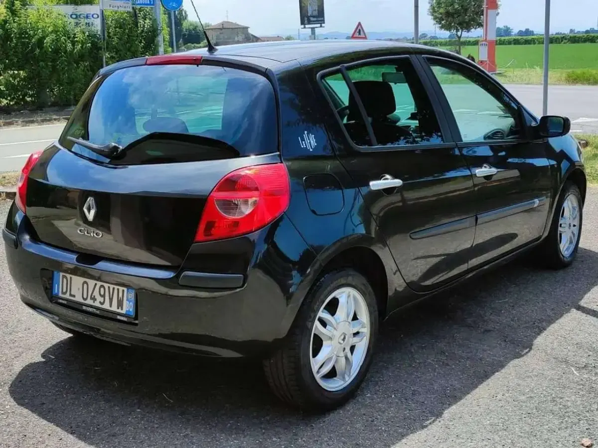 Usata Renault Clio III LE 75 CV (55 kW) 2007 Grigio Berlina