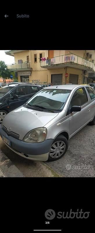 Usata Toyota Yaris 86 CV (63 kW) 2000 Grigio Utilitaria