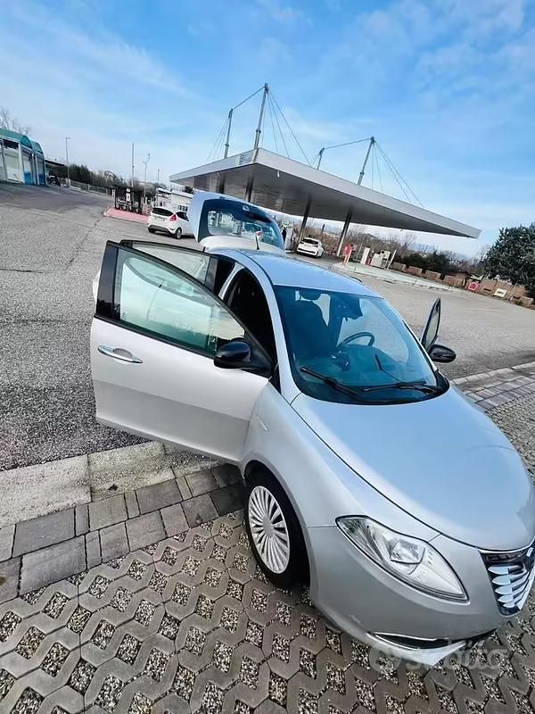 Usata Lancia Ypsilon 95 CV (69 kW) 2014 Grigio Utilitaria