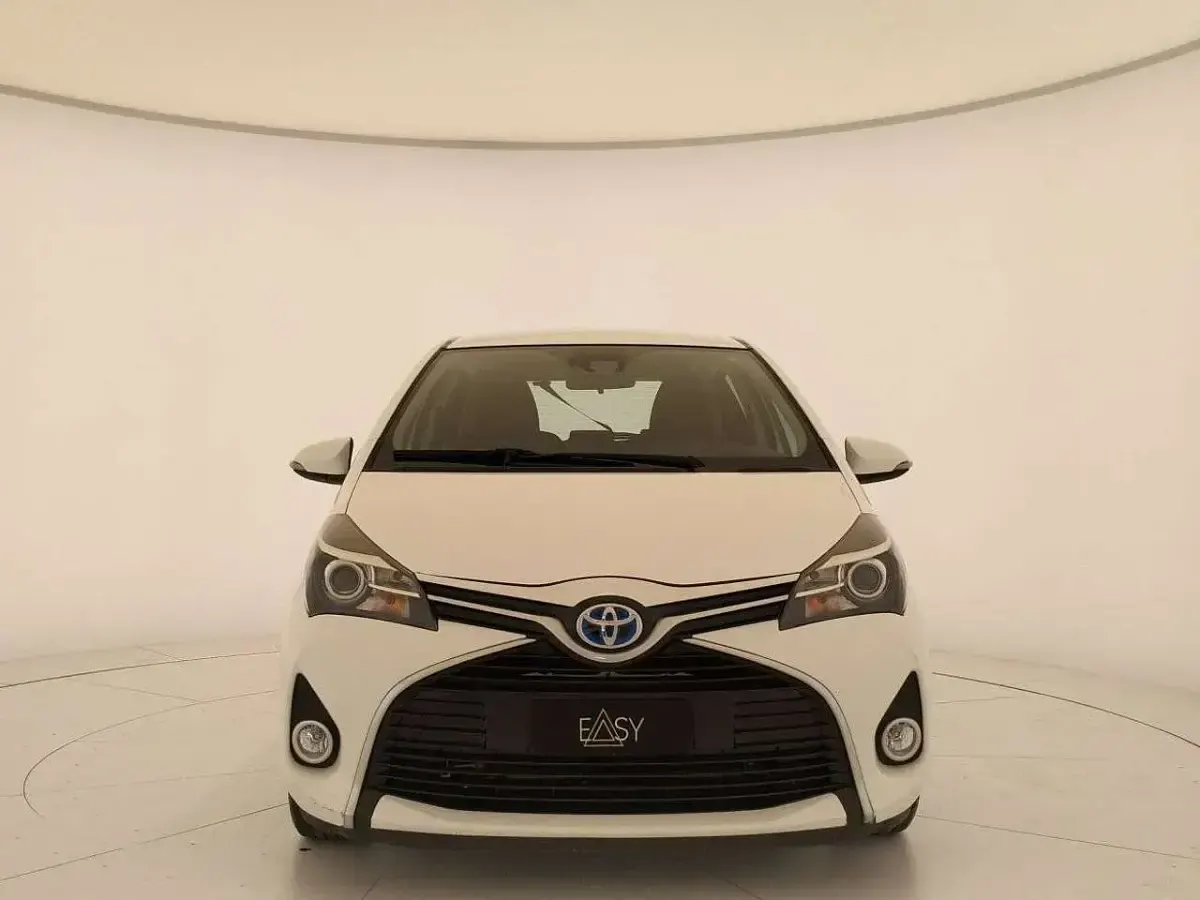 Usata Toyota Yaris Hybrid 73 CV (53 kW) 2015 Bianco Berlina