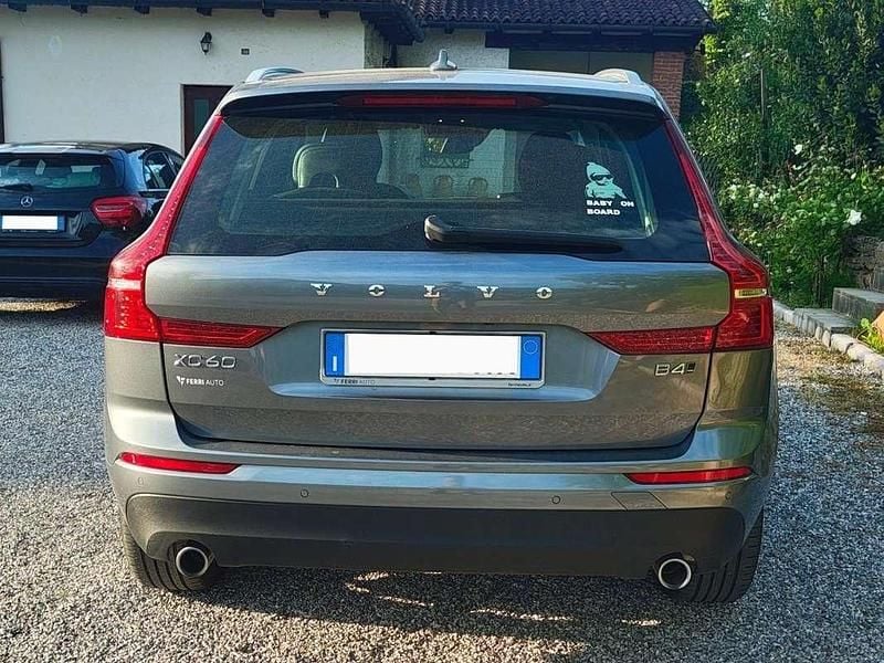 Usado Volvo XC60 Momentum 197 CV (144 kW) 2021 Plateado SUV
