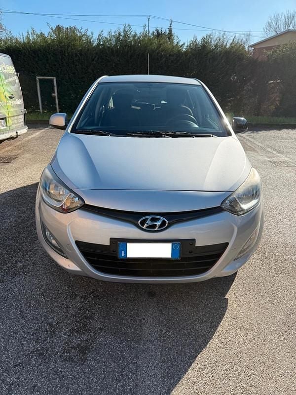 Argento Usata 2014 Hyundai i20 Utilitaria | 4200 € (Ottimo prezzo) - Immagine 1/4