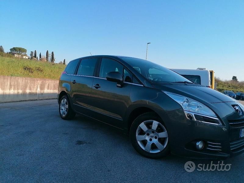 Usata Peugeot 5008 112 CV (82 kW) 2012 Grigio Monovolume