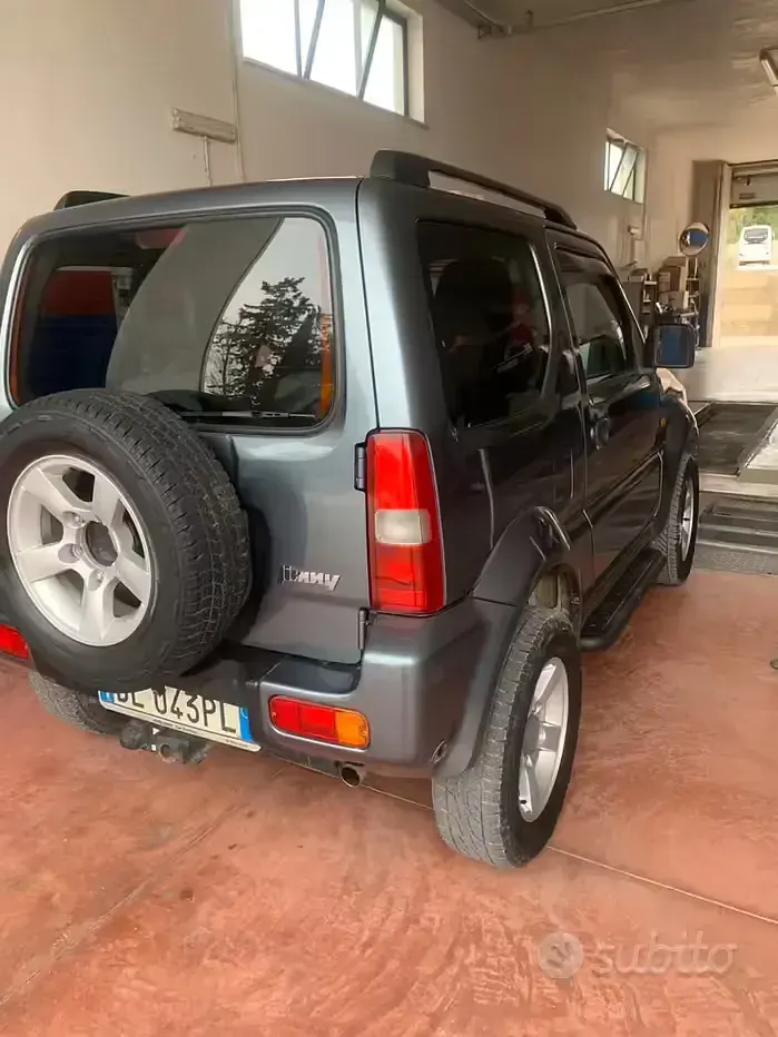 Usata Suzuki Jimny 85 CV (62 kW) 2008 Grigio SUV