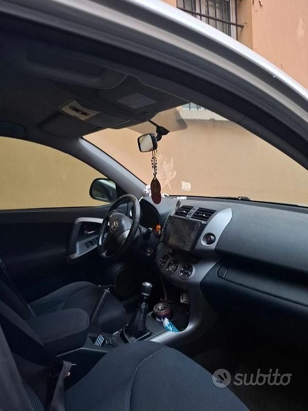 Usata Toyota RAV4 136 CV (100 kW) 2008 Grigio Berlina