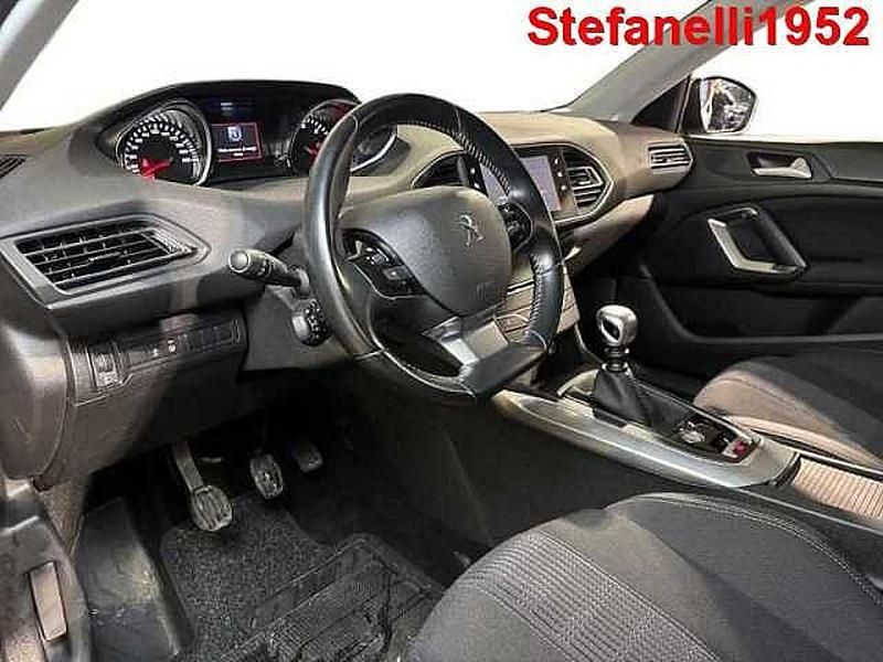 Occasion Peugeot 308 Allure 131 ch (96 kW) 2019 Argent Berline