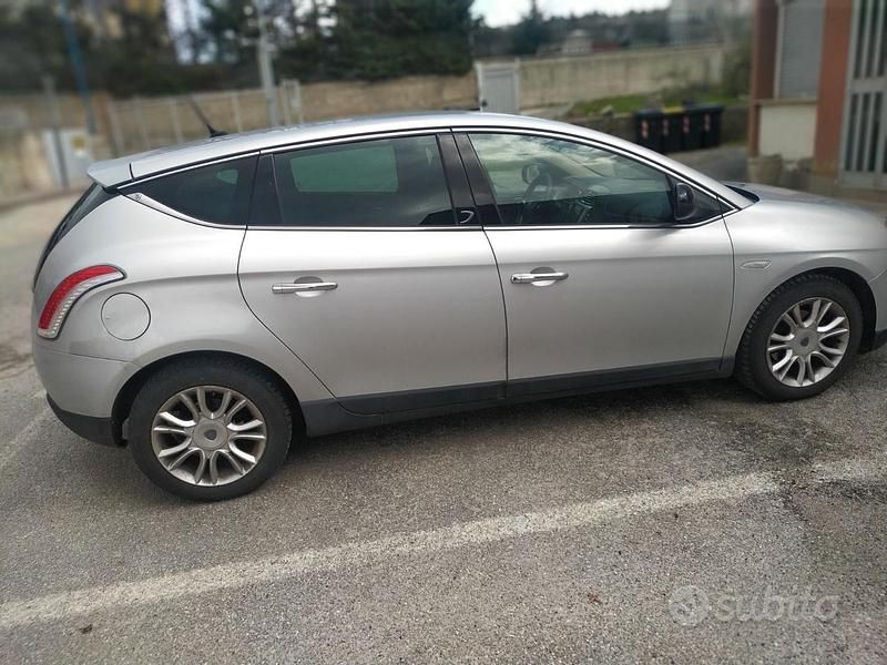 Usata Lancia Delta 120 CV (88 kW) 2013 Grigio Utilitaria