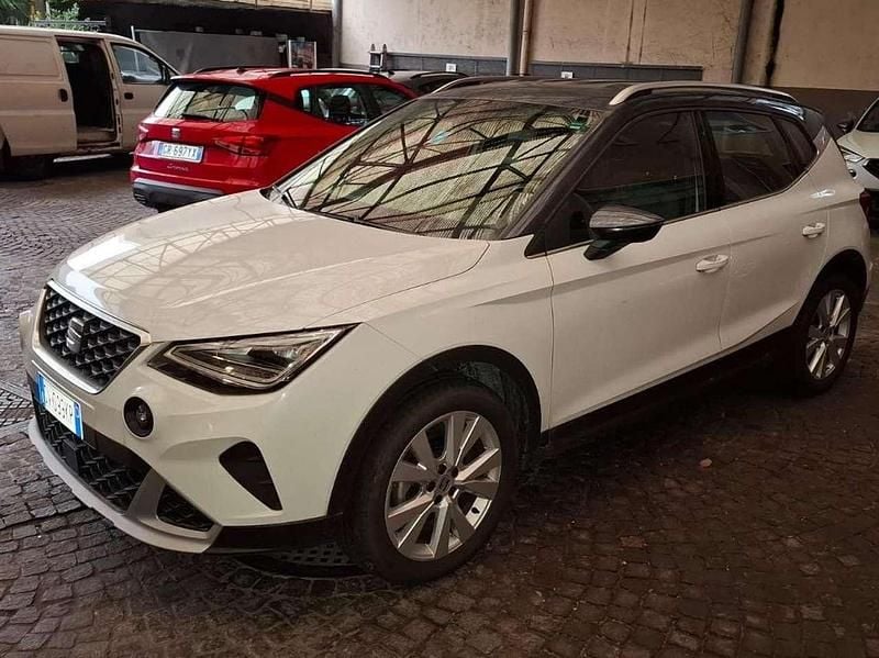Bianco nevada tetto grigio Usata 2024 Seat Arona SUV | 17.900 € (Buon prezzo) - Immagine 1/4