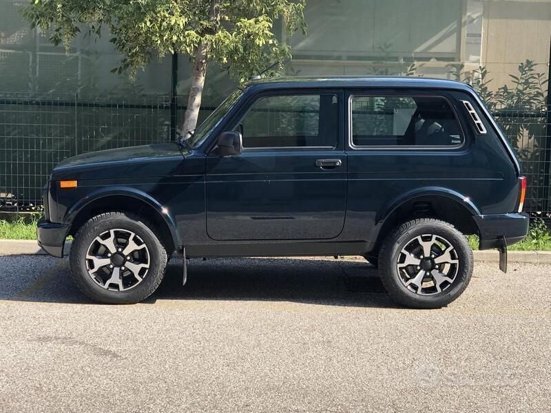 Usata Lada niva 75 CV (55 kW) 2021 Verde SUV