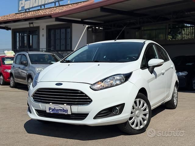 Bianco Usata 2014 Ford Fiesta Titanium Tre volumi | 4990 € (Ottimo prezzo) - Immagine 1/4