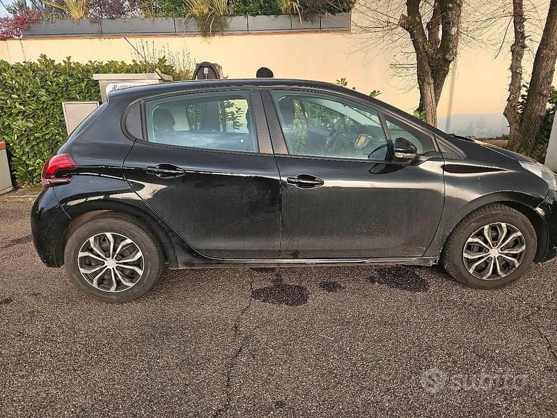 Usata Peugeot 208 Access 82 CV (60 kW) 2017 Nero Utilitaria