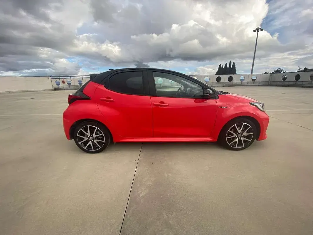 Usata Toyota Yaris Hybrid 92 CV (67 kW) 2021 Rosso Berlina