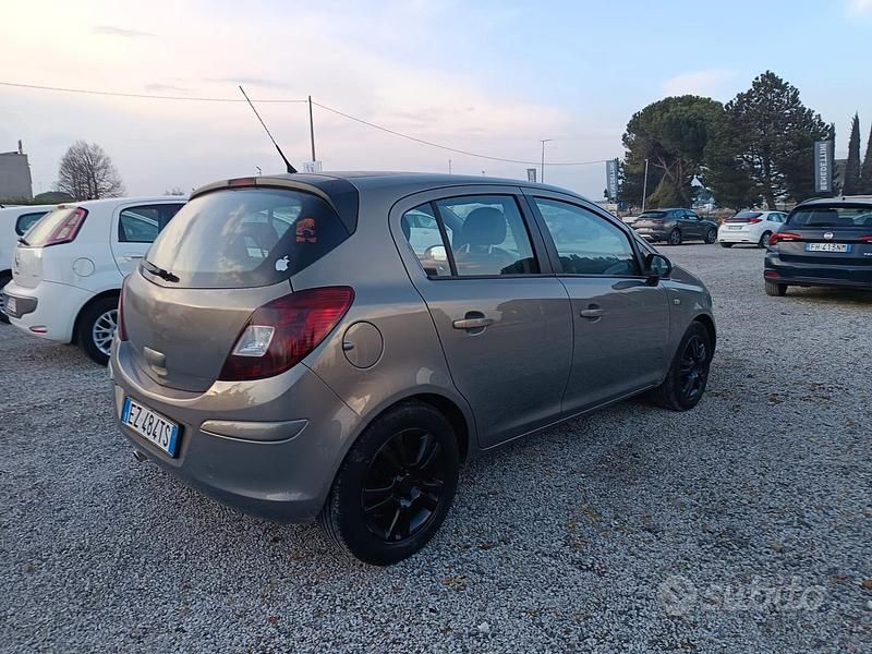 Usata Opel Corsa 85 CV (62 kW) 2012 Marrone Utilitaria