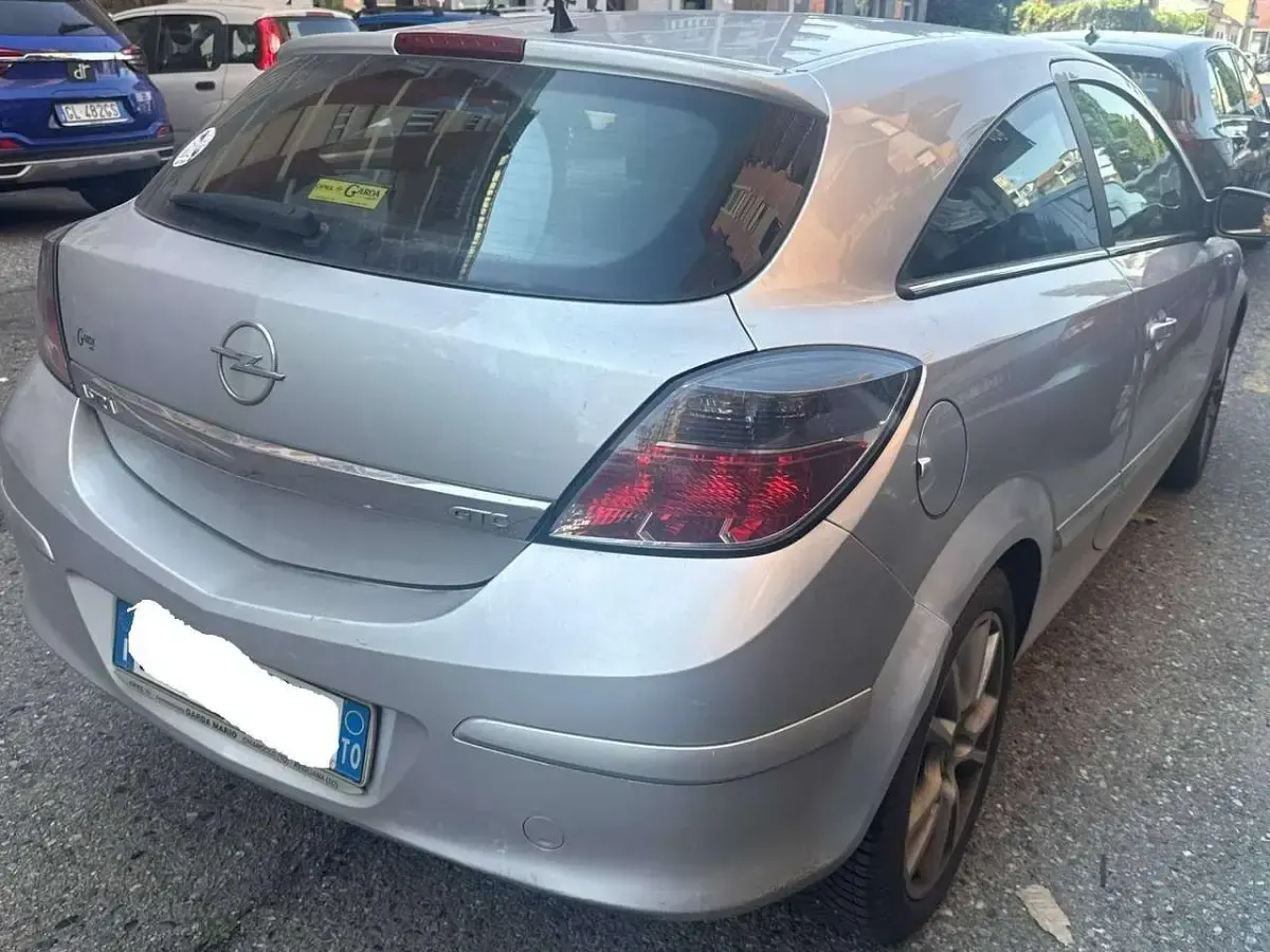 Usata Opel Astra GTC Cosmo 120 CV (88 kW) 2007 Argento Berlina