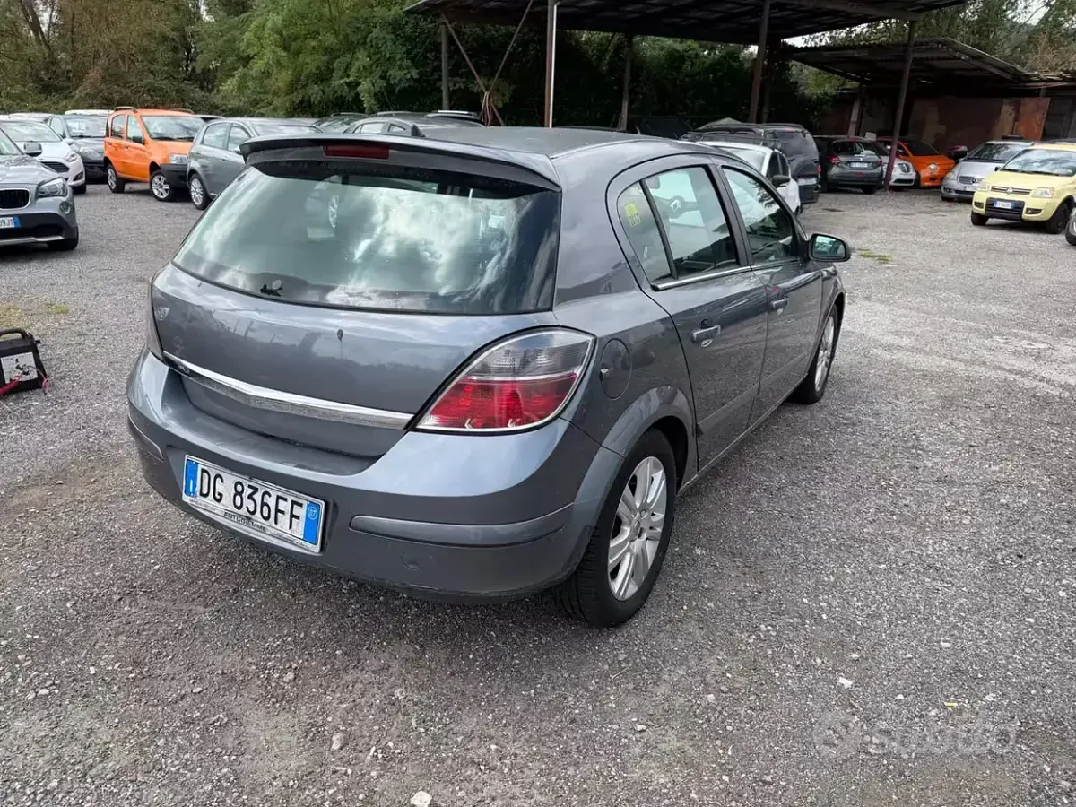 Usata Opel Astra Cosmo 101 CV (74 kW) 2007 Grigio Berlina
