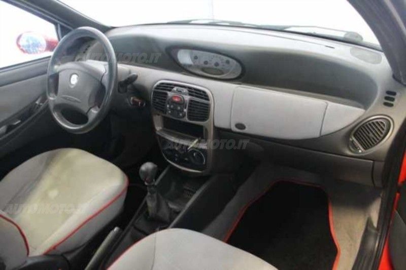 https://images.autouncle.com/it/car_images/421b9df3-2579-4ccd-a69f-5a95523d4691_lancia-ypsilon-cat-unica-del-2002-usata-a-grugliasco.jpg