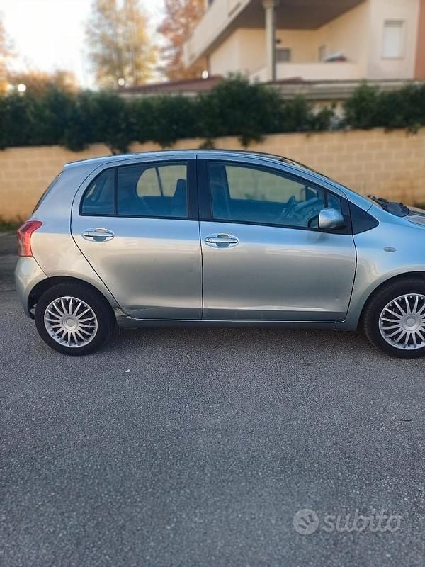 Second-hand Toyota Yaris 90 CP (66 kW) 2008 Gri Berlinǎ
