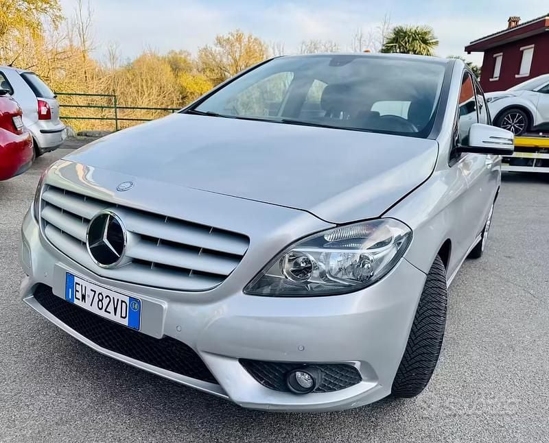 Usata Mercedes B180 Premium 122 CV (89 kW) 2014 Grigio Monovolume