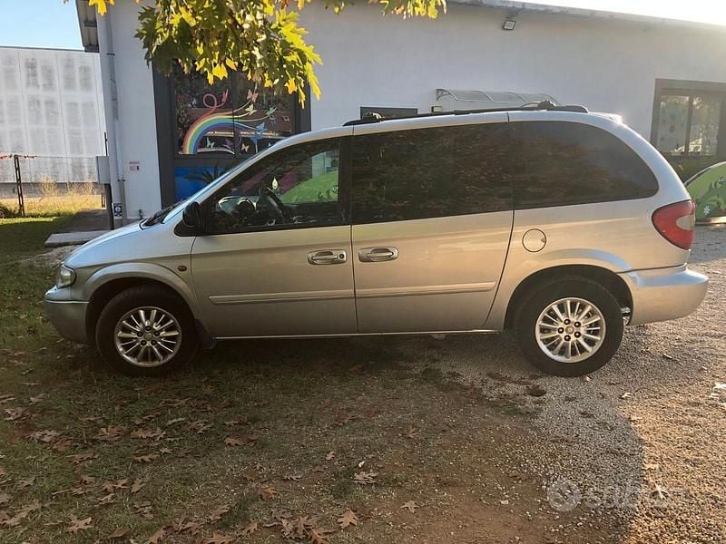 Usata Chrysler Voyager 150 CV (110 kW) 2005 Grigio Monovolume