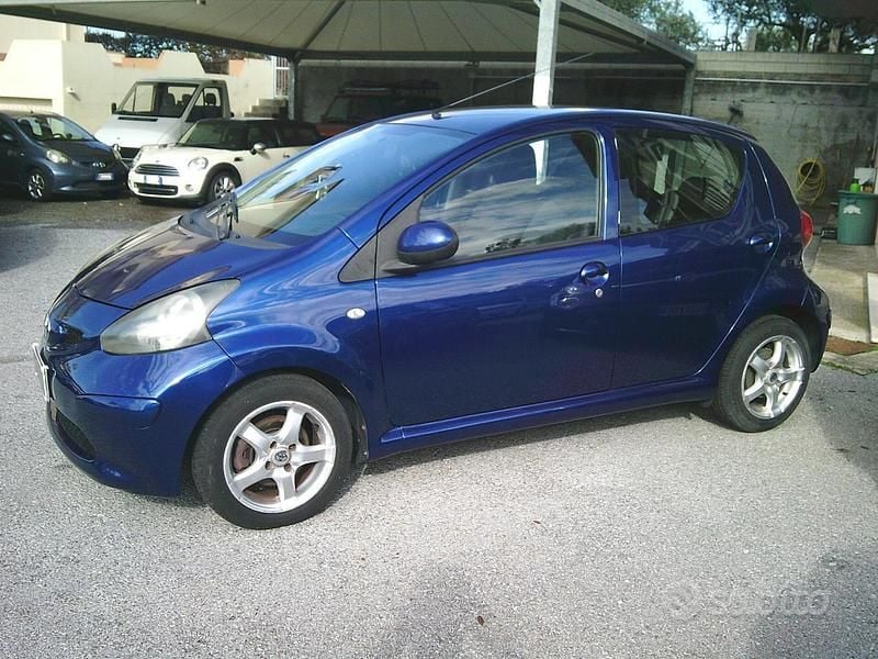 Usata Toyota Aygo Sol 68 CV (50 kW) 2007 Blu Utilitaria