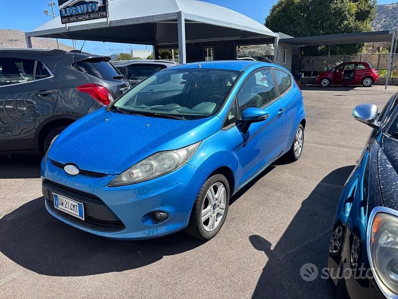 Blu Usata 2009 Ford Fiesta Titanium Due volumi | 3200 € (Buon prezzo) - Immagine 1/4