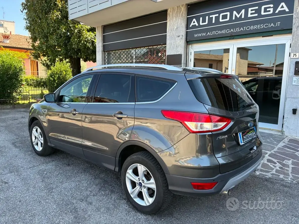Usata Ford Kuga 120 CV (88 kW) 2016 Grigio SUV