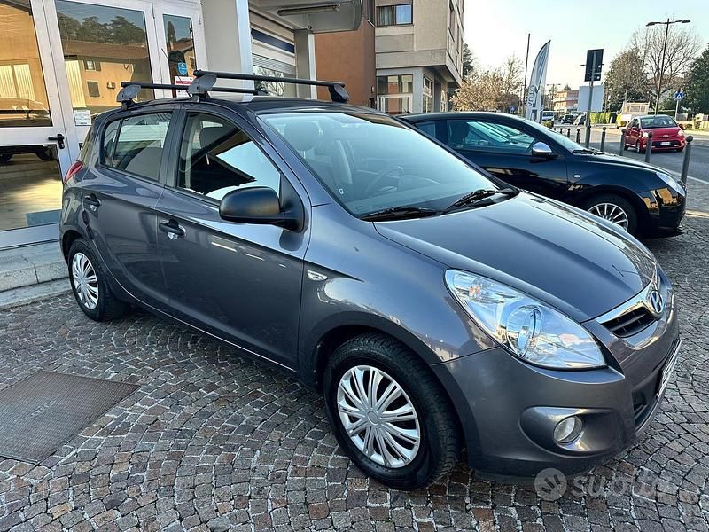 Usata Hyundai i20 Comfort 78 CV (57 kW) 2011 Grigio Utilitaria