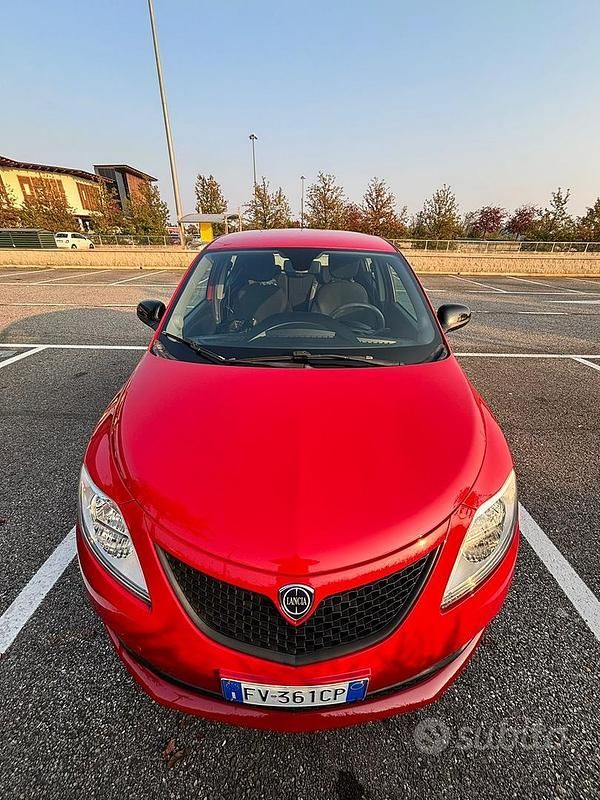 Usata Lancia Ypsilon 69 CV (50 kW) 2019 Rosso Utilitaria
