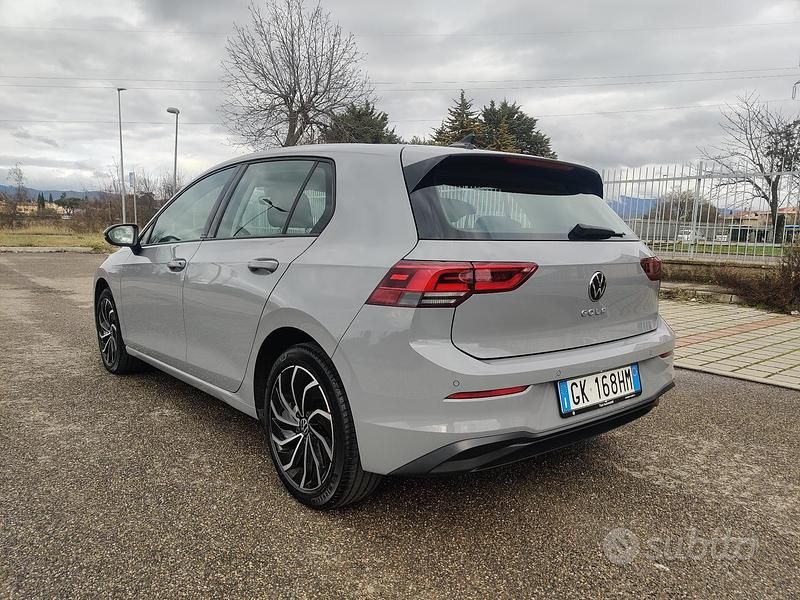 Usata VW Golf VIII Life 115 CV (84 kW) 2022 Grigio Berlina