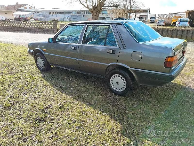 Usata Lancia Prisma 80 CV (58 kW) 1989 Grigio Berlina