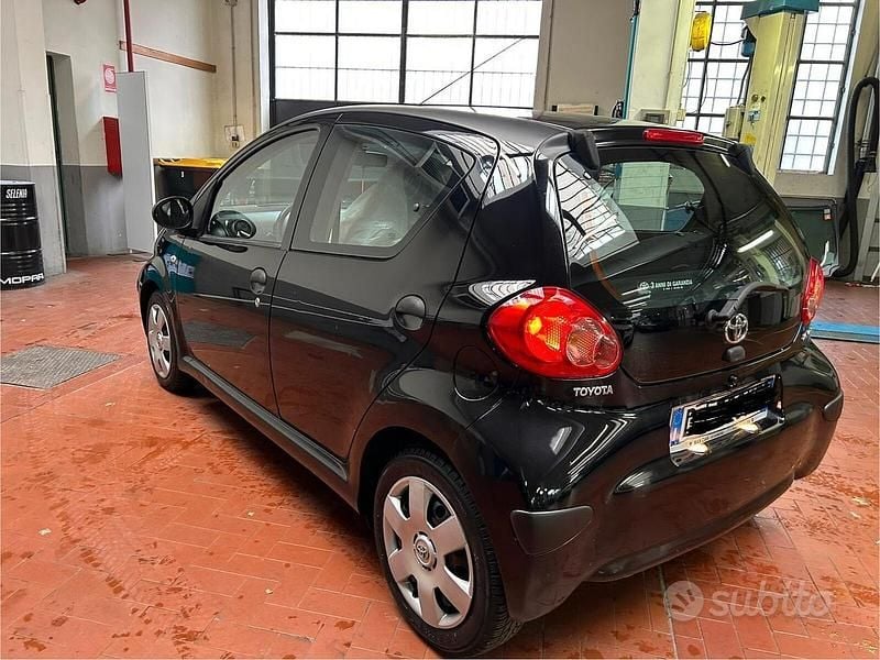 Usata Toyota Aygo 68 CV (50 kW) 2007 Nero Utilitaria