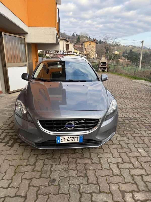 Grigio Usata 2015 Volvo V40 Station wagon | 8000 € (Buon prezzo) - Immagine 1/4