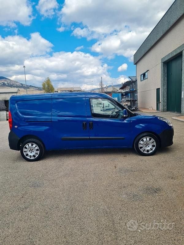Usata Fiat Doblò 75 CV (55 kW) 2010 Blu Monovolume